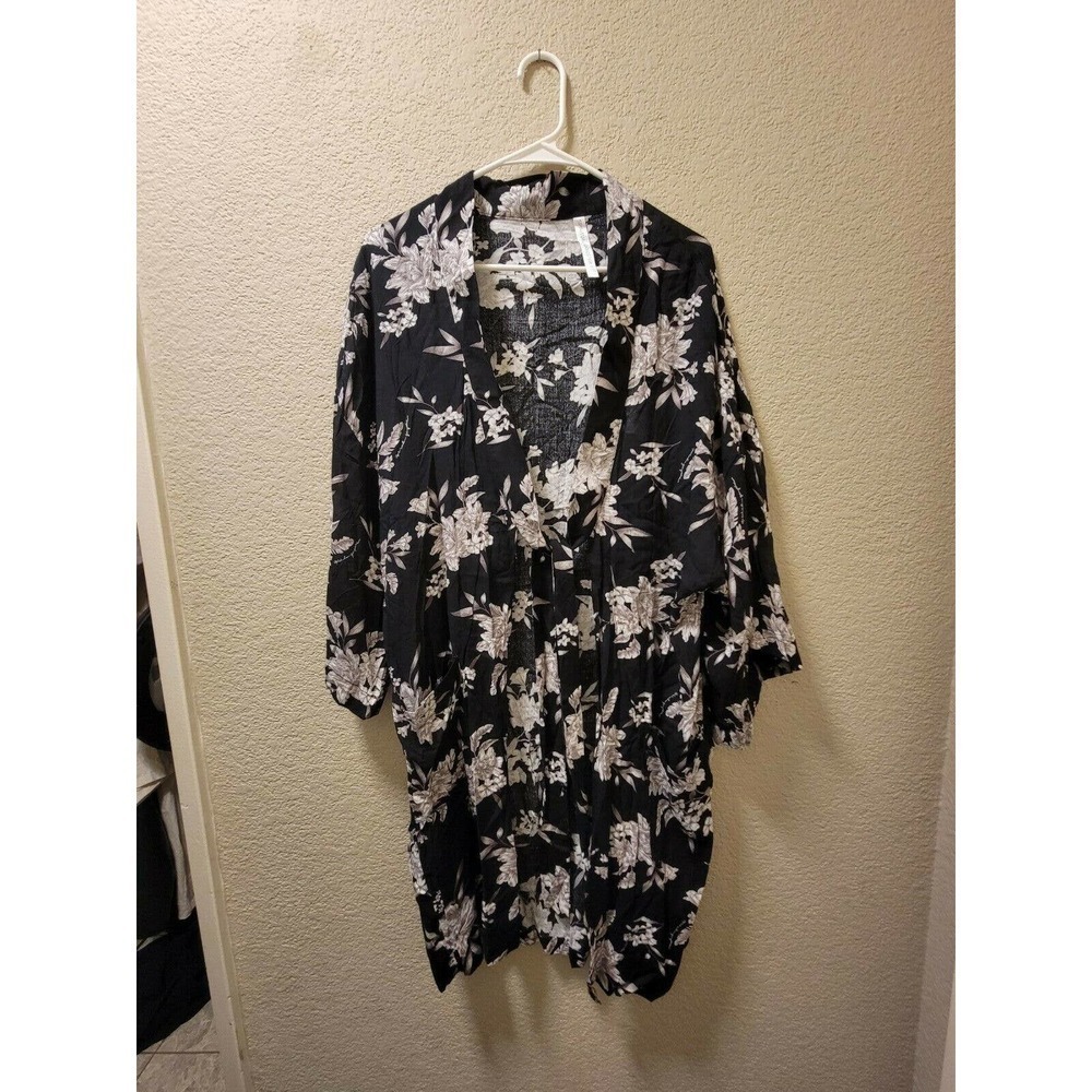 Spiritual Gangster Women's Size OS Maya Kimono Floral Print Black & Gray